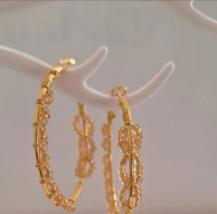 Boucles d'oreilles créoles dorées & perles scintillantes – artisanale - photo numéro 3