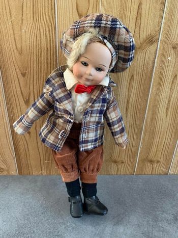 Poupée en porcelaine + autre