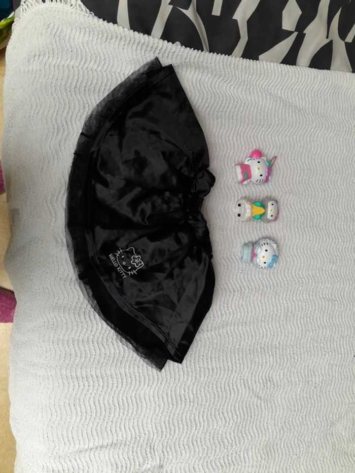 Jupe et figurine hello kitty