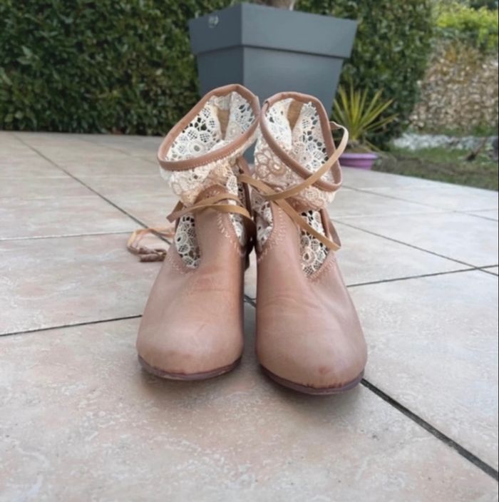 Bottine beige avec de la dentelle taille 40 de chez U Collection en bon état - photo numéro 3