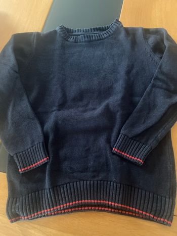 Pull bleu marine avec liserés rouges