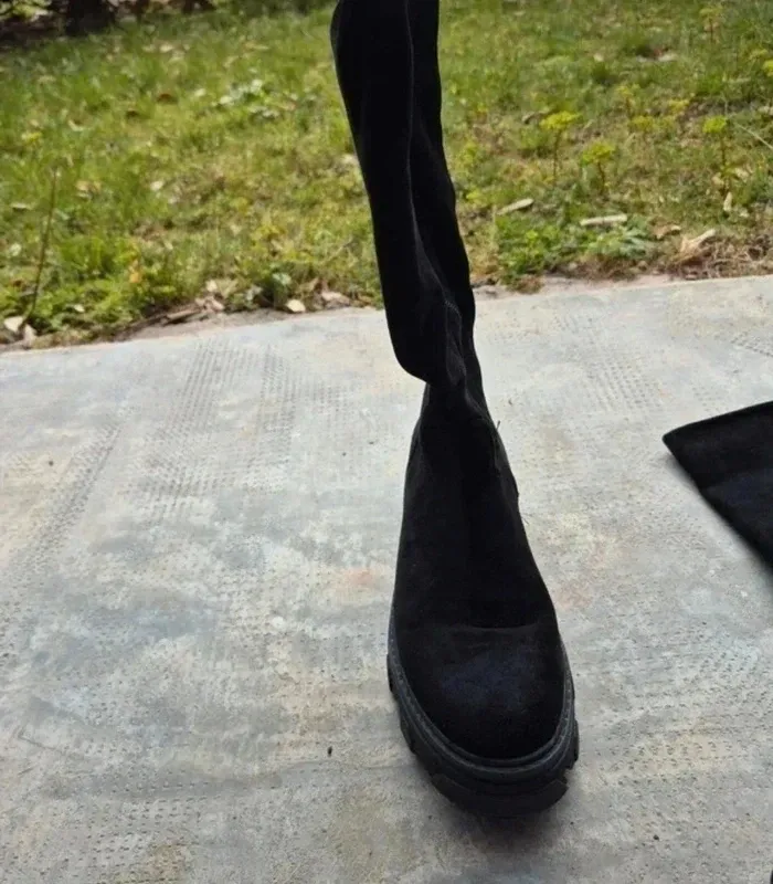 Bottes longues noir en suédine avec talon à semelles crantées - photo numéro 5