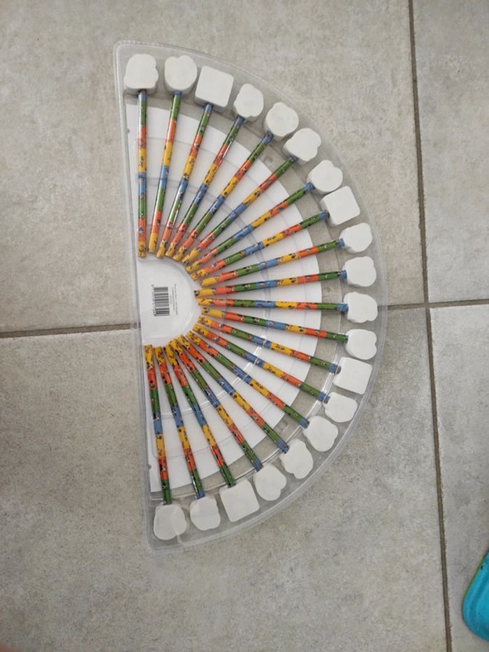 Lot de 20 crayons de couleur avec gommes .Disney. Mickey mouse - photo numéro 2