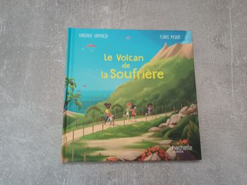 Livre Le volcan de la Soufrière - Merveilles de France - neuf