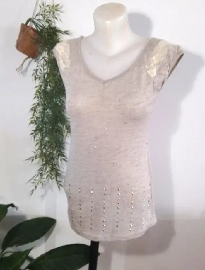 Haut manche dentelle et strass dorés sur le devant S/M