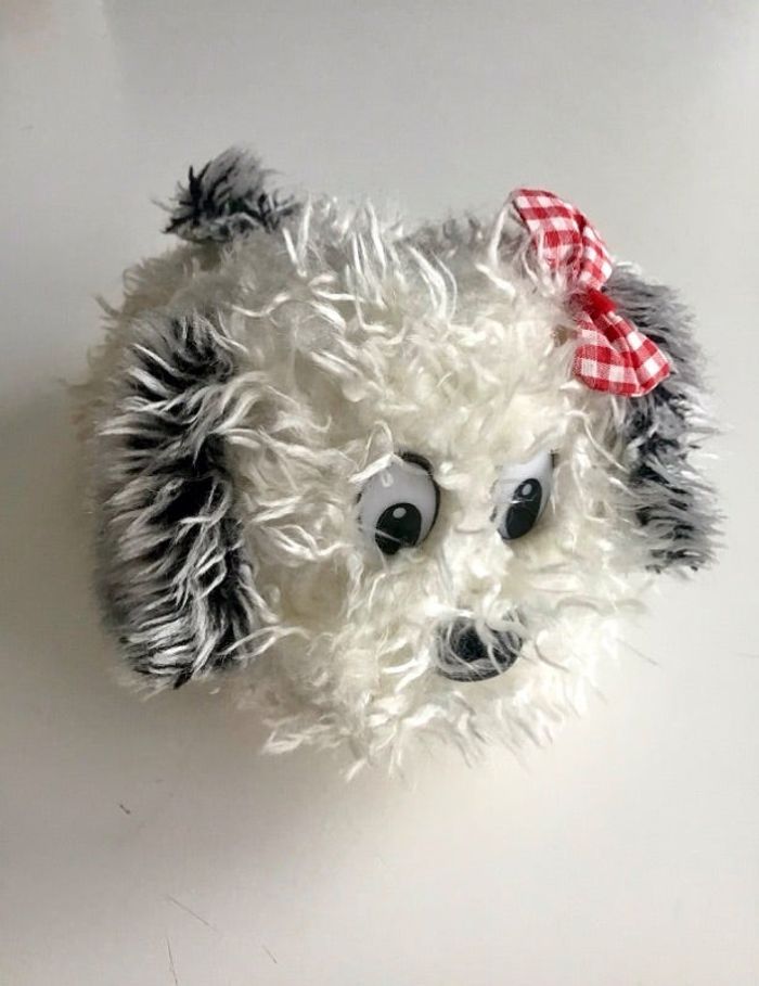 Peluche chien frisé avec noeud