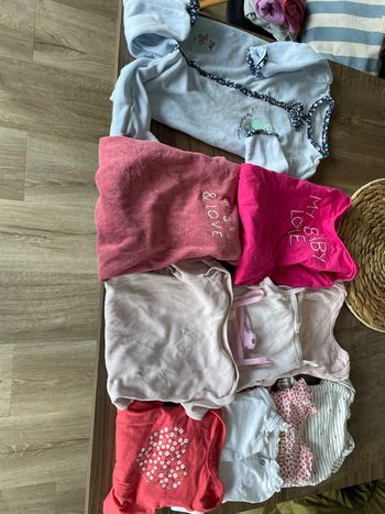 Lot bodys et pyjamas fille 9 mois