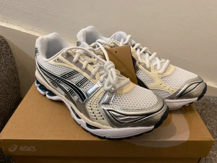 Asics Gel-Kayano 14 Blanc Noir Argent Taille 40