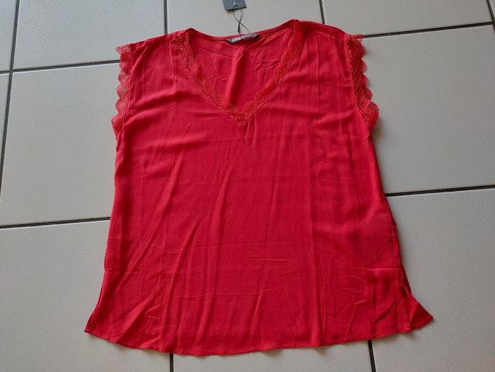 blouse / haut rouge avec bord dentelles ONLY taille 36 NEUVE avec étiquette - photo numéro 6