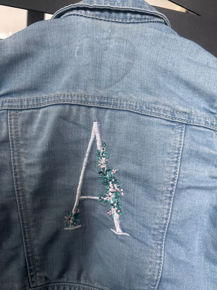 Veste en jean brodée avec un A - photo numéro 2