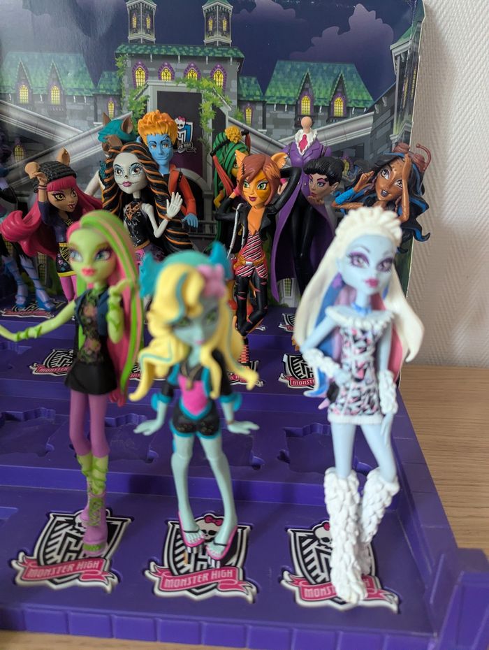 Lot de 16 figurines Monster high avec support et décor - photo numéro 6