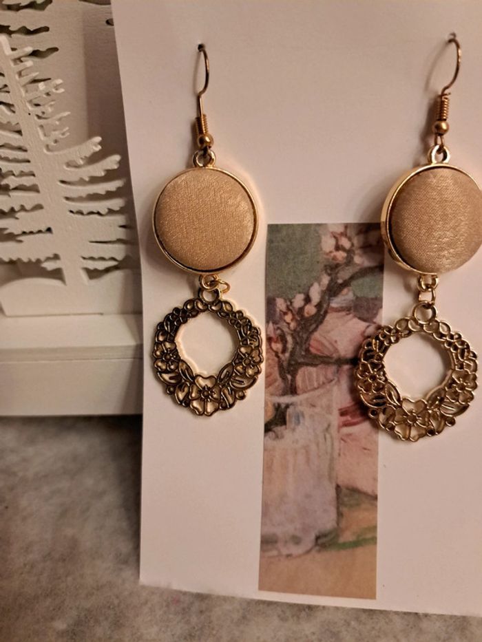 Boucles d'oreilles pendante beige doré - photo numéro 6