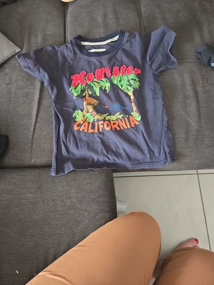 T-shirt bleu marine taille 6 ans