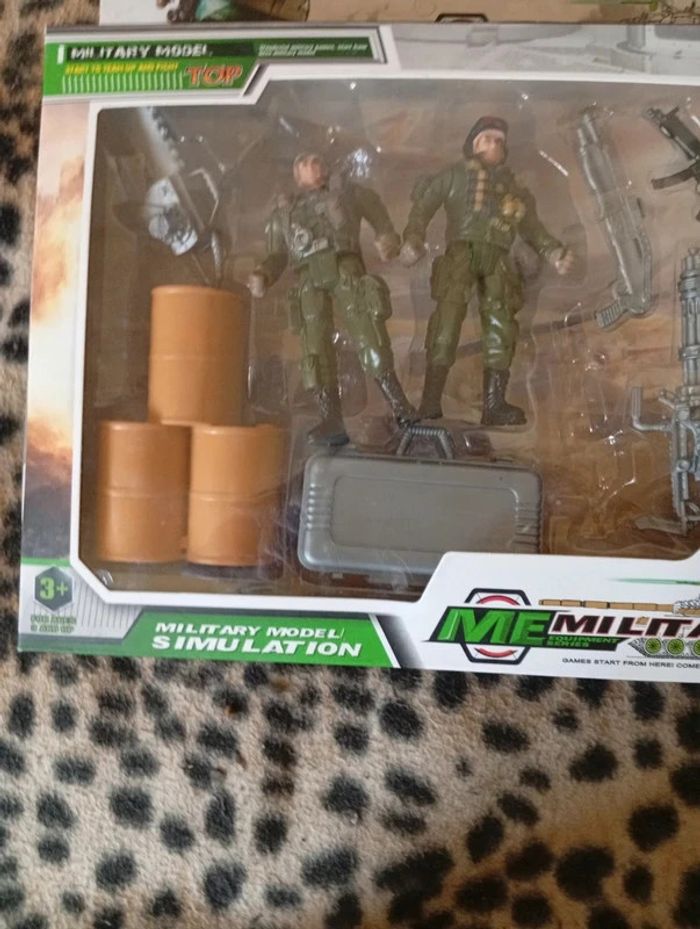 lot de deux set figurines et accessoire militaire neuf dès 3 ans