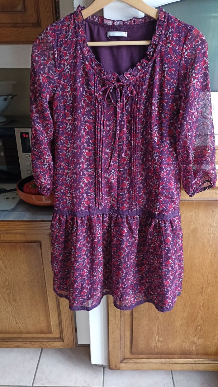 Robe florale sur fond violet foncé