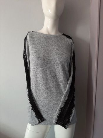 Pull gris chiné manches brodées de dentelle noire T M