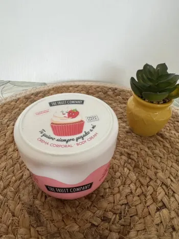 The fruit company crème pour le corps à la fraise 200mL à utiliser 12 mois après ouverture