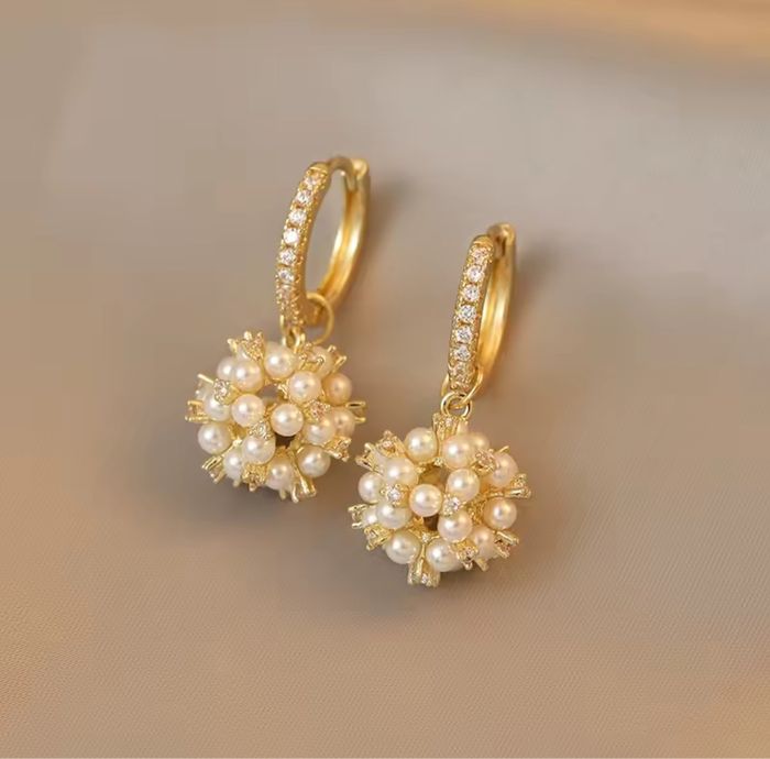 Boucles d’oreilles dorées & perles – Élégance intemporelle