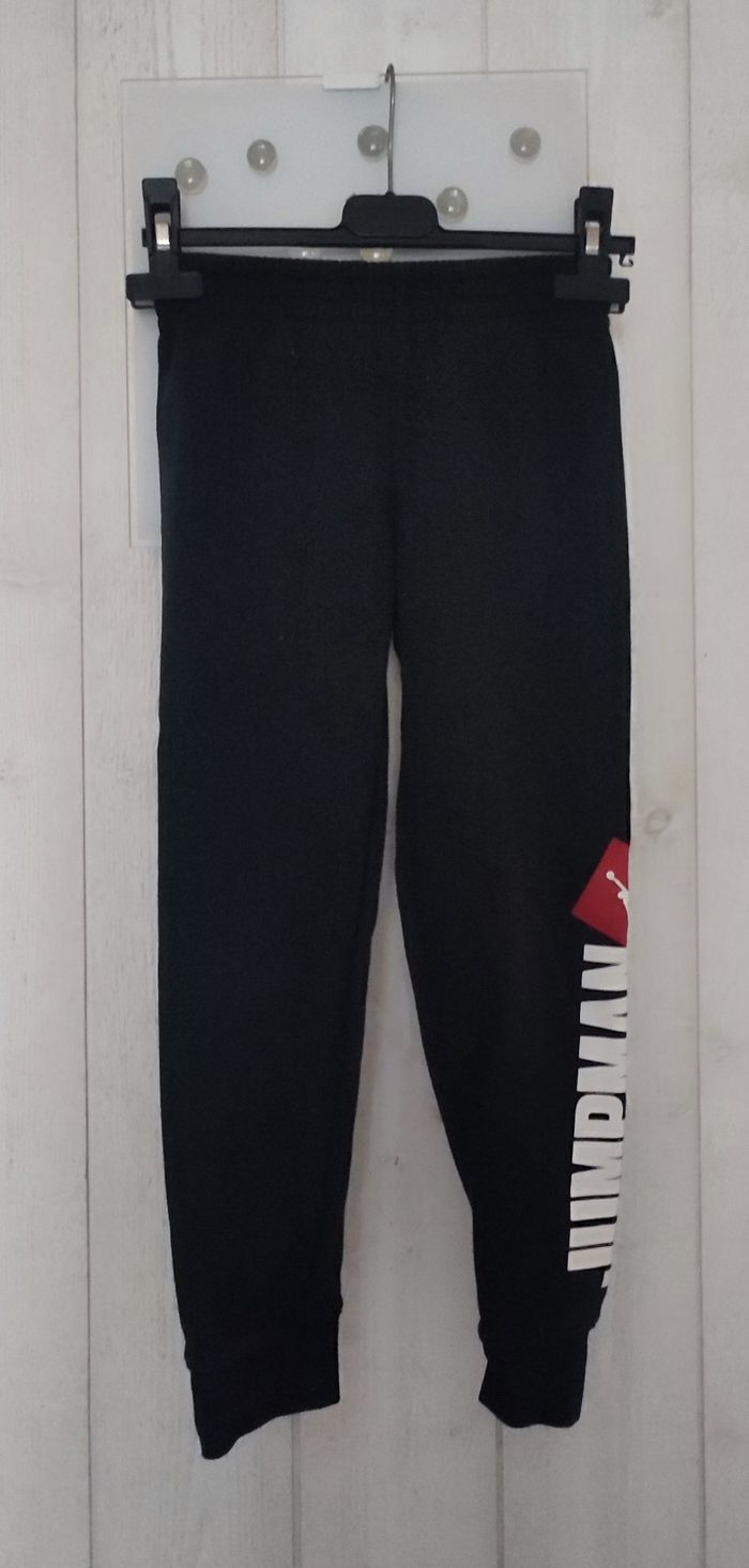 Bas de survêtement noir jump man Jordan taille 7 ans