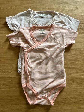 Lot 2 bodys manche courte fille 9 mois