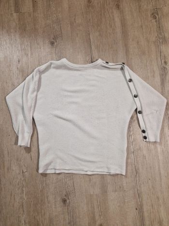 Pull blanc avec manche à bouton