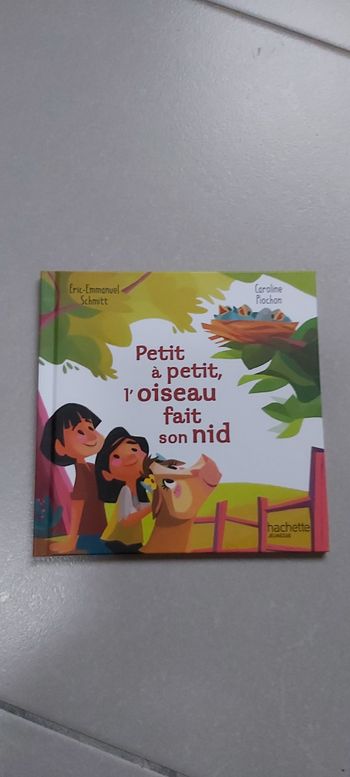 Petit à petit, l'oiseau fait son nid