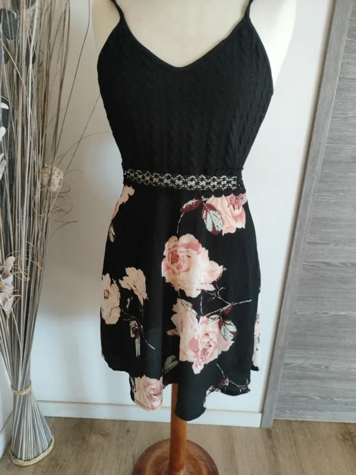Robe neuve noire et dentelle XS