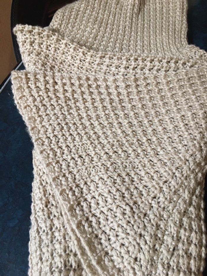 Pull chaud style poncho légèrement paillettes or - photo numéro 7