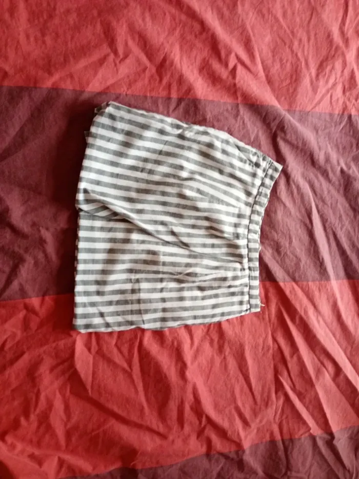 Jupe courte été, taille 36, rayée gris et blanche,très bon état,sweewë paris