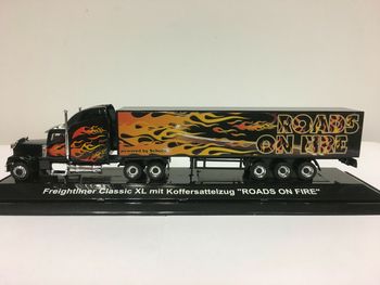 SCHUCO 23612 FREIGHTLINER CLASSIC XL ROADS ON FIRE 1/87