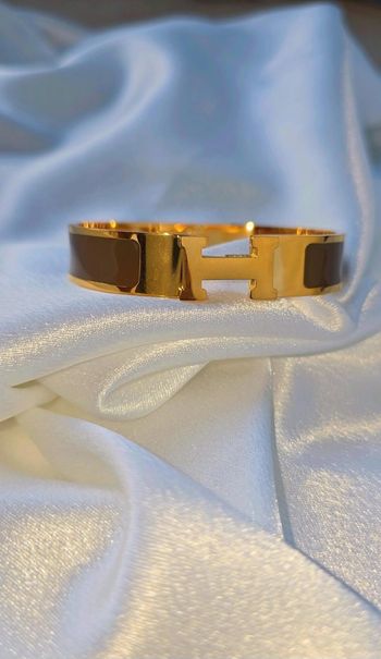 Bracelet de type jonc rigide à charnière