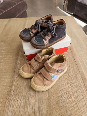 Lot 2 paires de chaussures fille 25