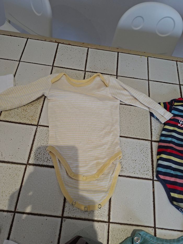 Lot bodys et tee shirt - photo numéro 8