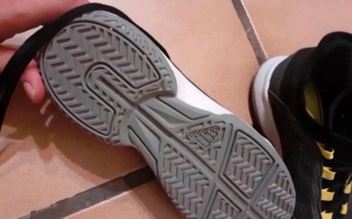 Baskets de tennis Adidas taille 34 - photo numéro 2
