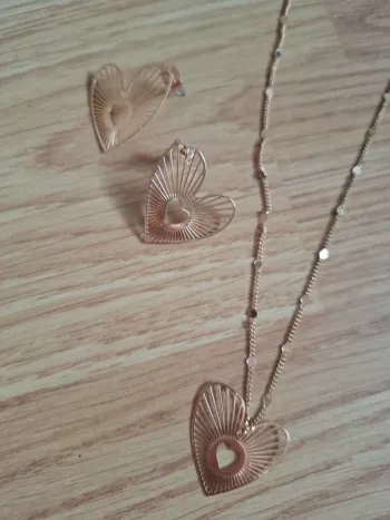 Ensemble collier et boucles d'oreilles