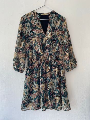 Robe a détail floraux vert et doré