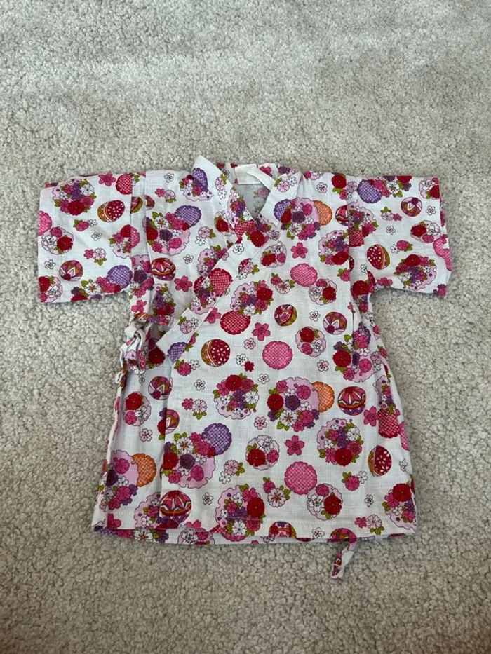 Joli kimono à manches courtes blanc, fleuri - 95 cm - Original fashion