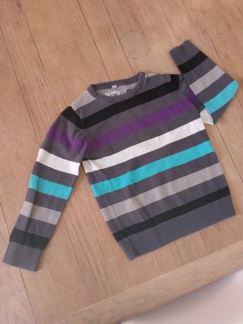 Pull fin gris, rayé. 4 ans.