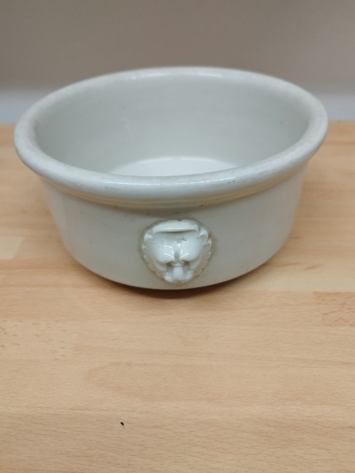 Cache pot en porcelaine
Dimension diamètre 22 cm x hauteur 10,5 cm