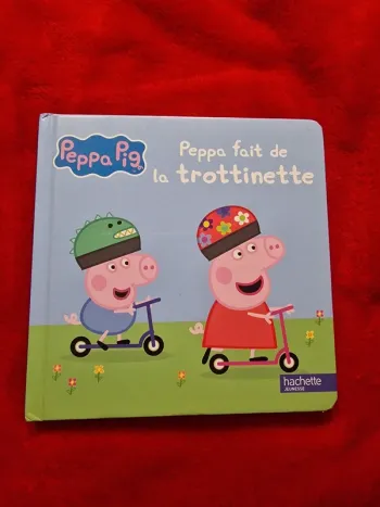 Livre peppa pig, peppa fait de la trotinette