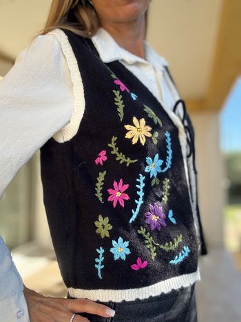 Gilet bohème sans manches noir et fleurs brodées