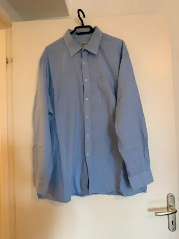 Chemise bleu vintage  en bon état taille 46 armorial