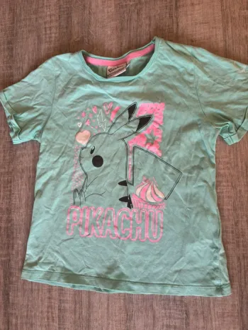 TEE shirt pikachu 8 ans