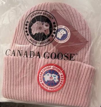 Bonnet Canada goose rose