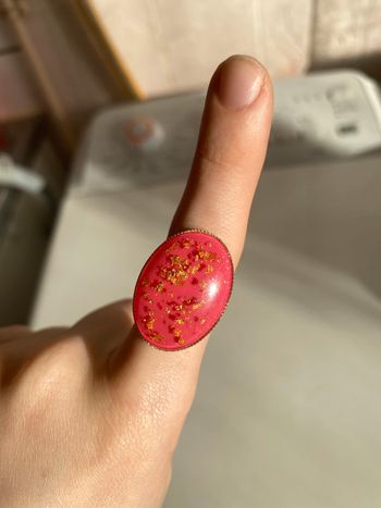 Magnifique bague rose et dorée.