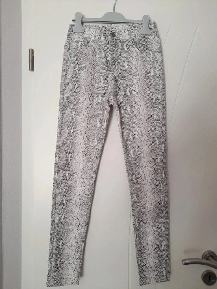 Pantalon slim blanc motifs écailles serpent. T.34