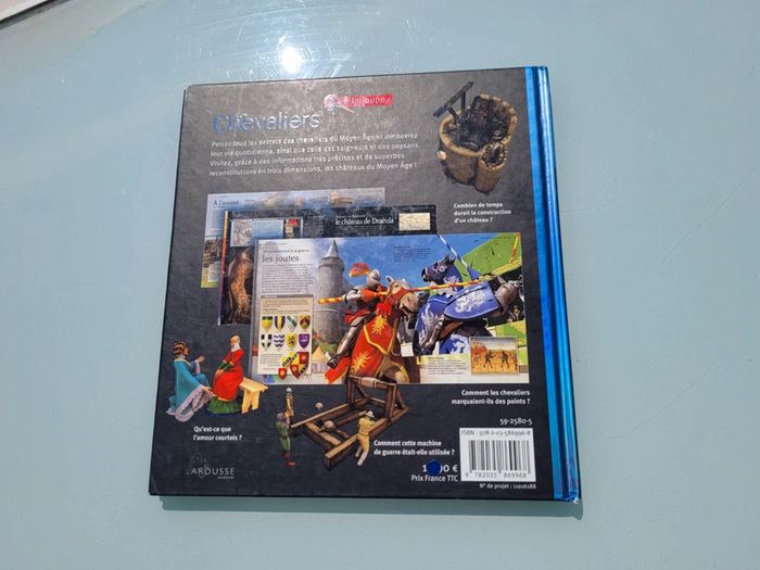 Livre Les Chevaliers 🛡 à la loupe, éditions Larousse (48) - photo numéro 12