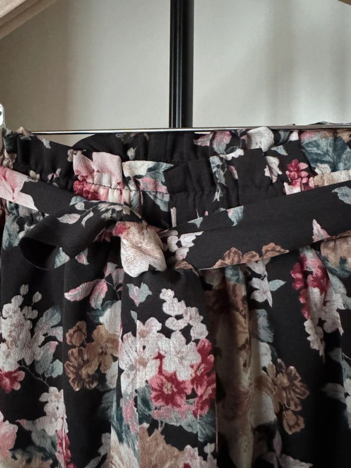 Short noir fleuri avec volants S shein - photo numéro 4