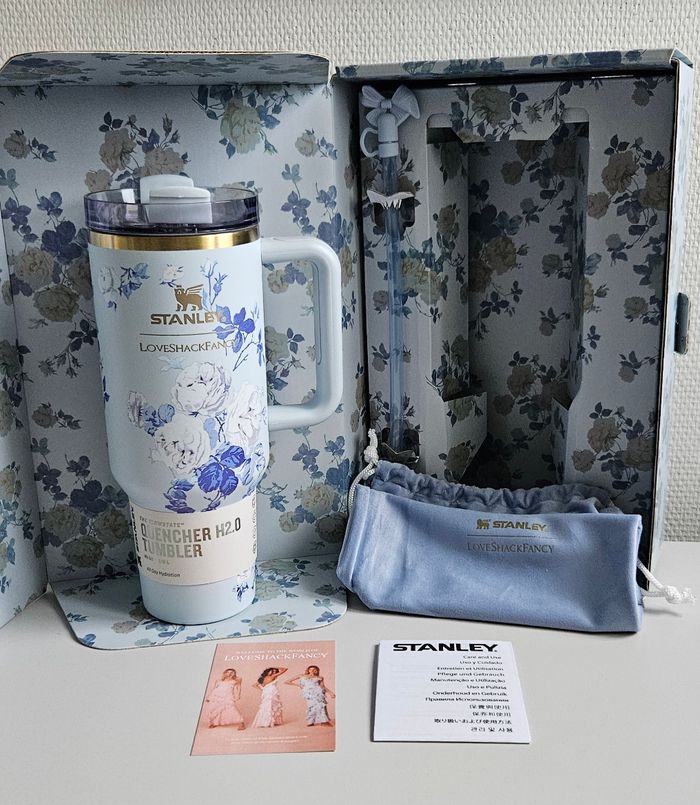 Stanley Quencher 1,2L × LoveShackFancy – Édition Bleue – Neuve