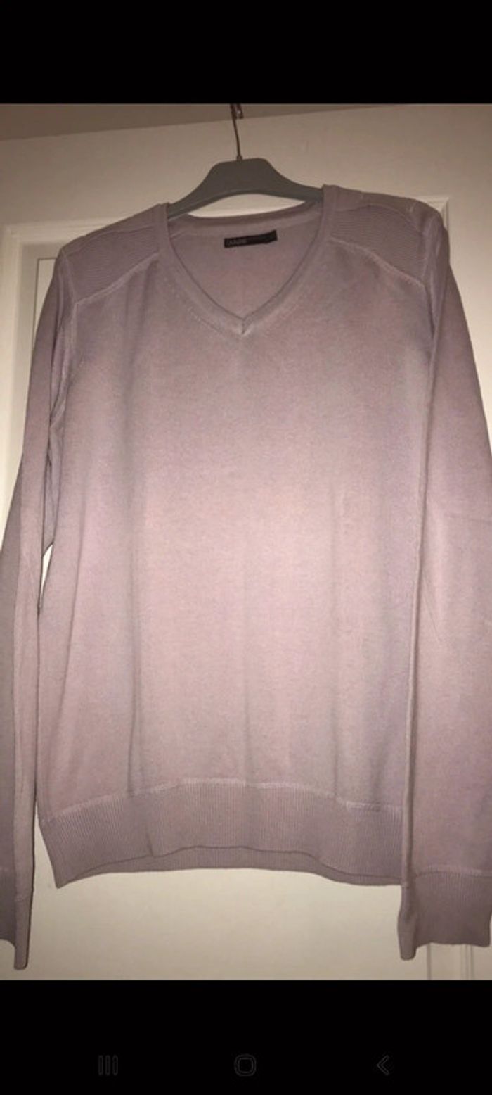 Pull homme col v de chez Jules taille l couleur rose